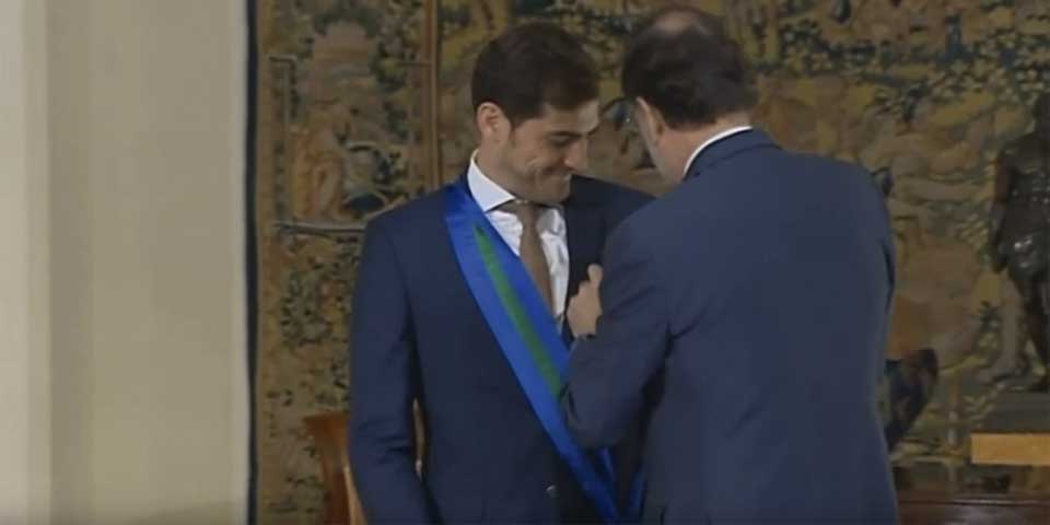 Video: Rajoy sufre para colocar medalla a Casillas