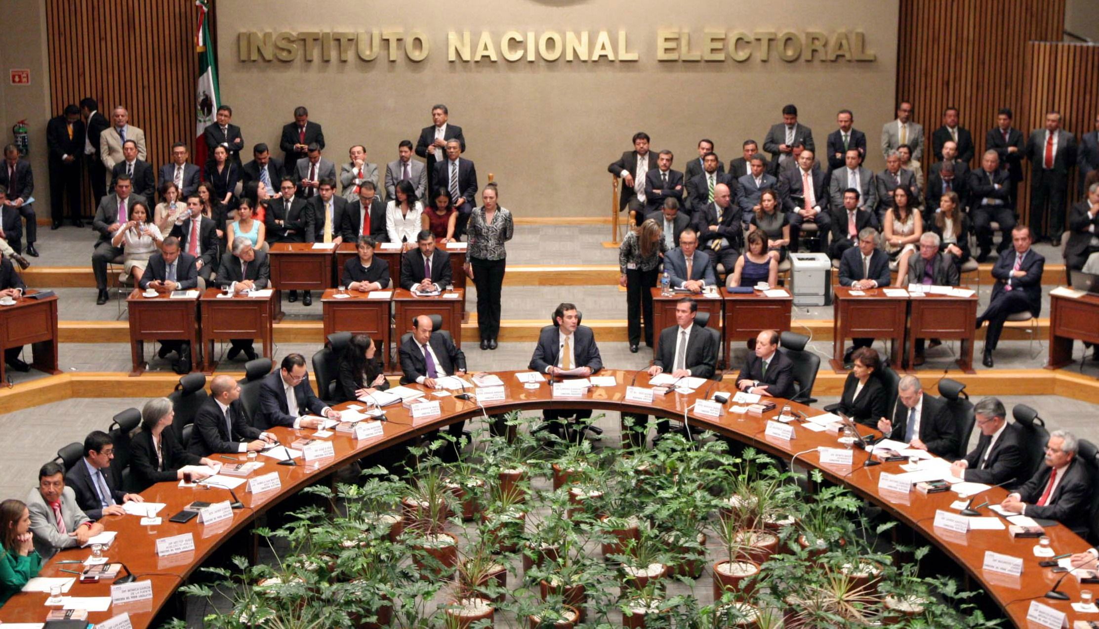 Avala Consejo del INE retirar registro a PT y Humanista