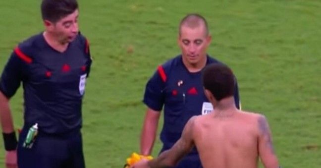 Árbitro rechaza la playera de Neymar