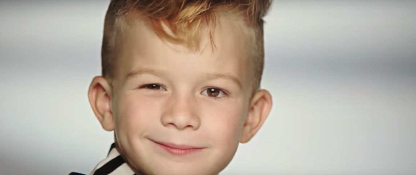 Un niño es imagen de la edición especial de Barbie