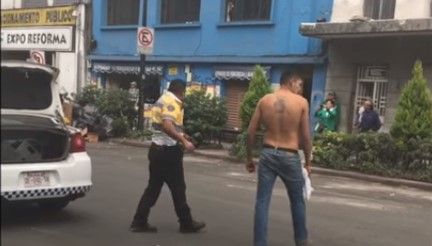 Video: hombre golpea a dos policías de tránsito - iugyjghf