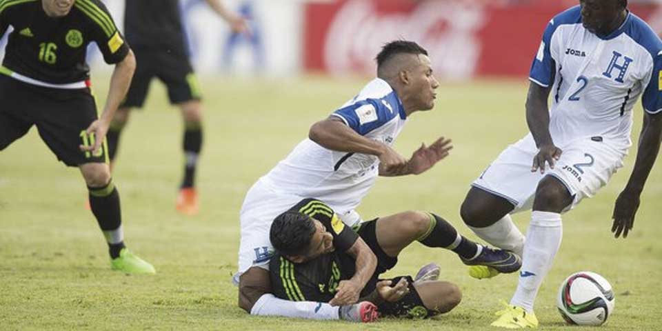 Javier Aquino se disculpa por lesión de Luis Garrido