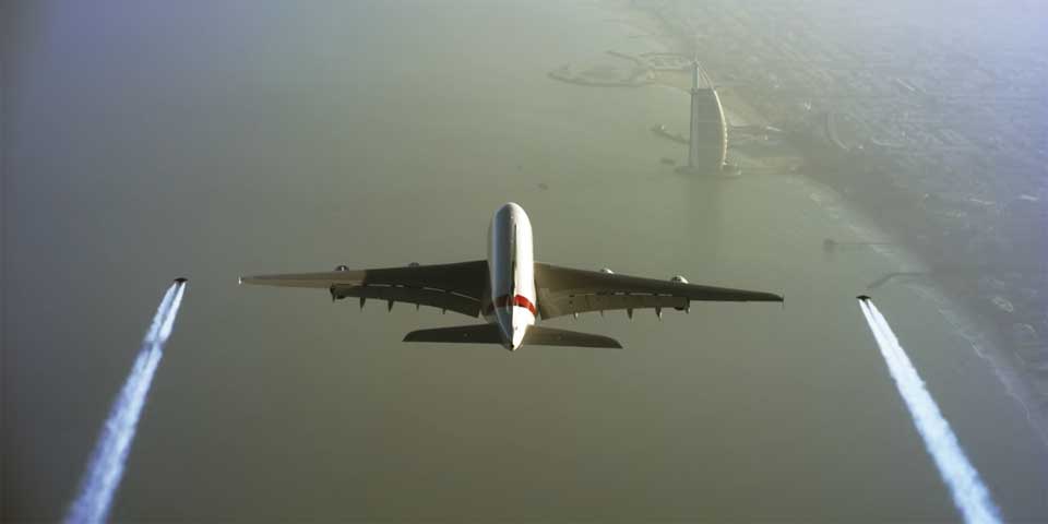 Video: hombres en jetpacks vuelan junto al avión más grande del mundo