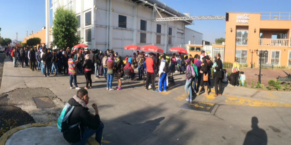 Normalistas destruyen mobiliario de refresquera