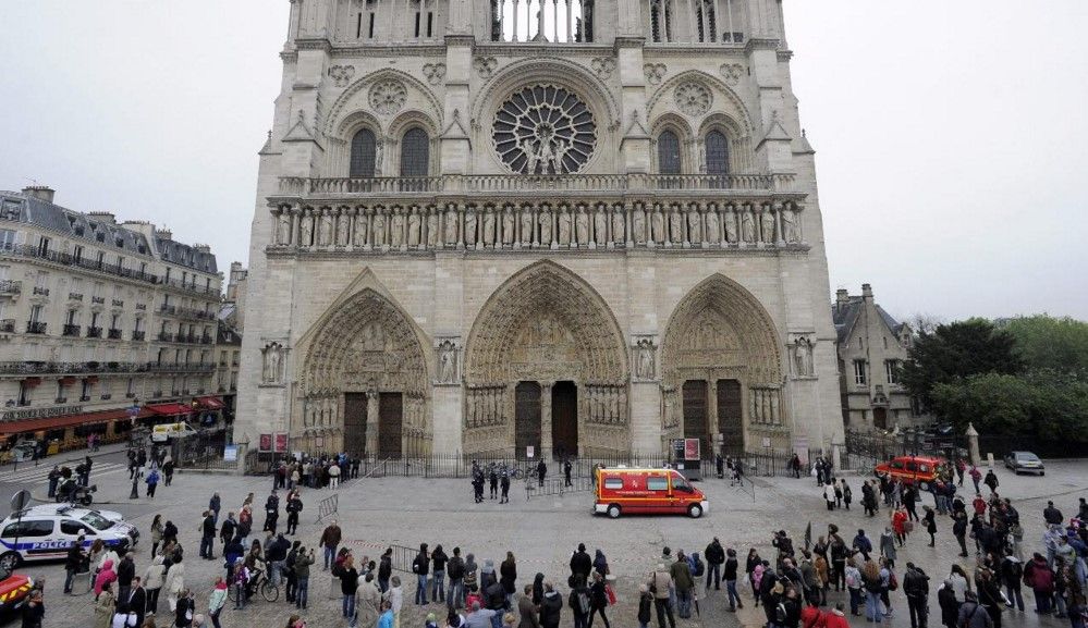 Policía francesa blinda la catedral de Notre Dame