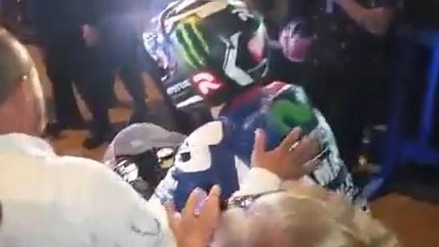 Campeón de MotoGP se quema la pierna
