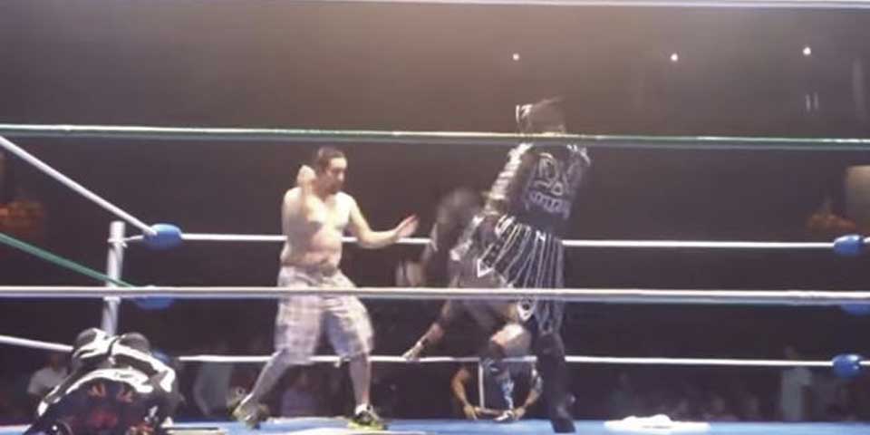 Luchador golpea a aficionado que entra al ring