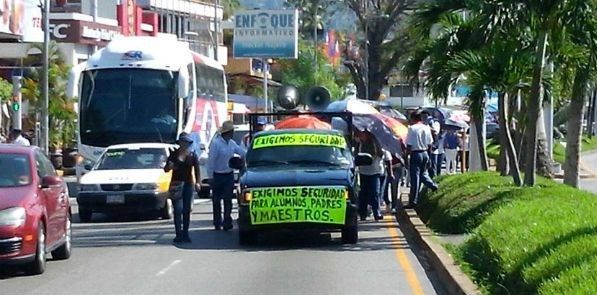 Marchan maestros en Acapulco contra extorsiones