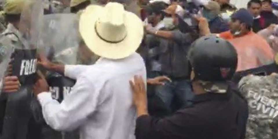 CNTE y policías se enfrentan en Veracruz