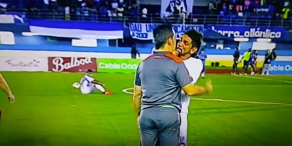Video: futbolista sale de cambio y agrede a su técnico