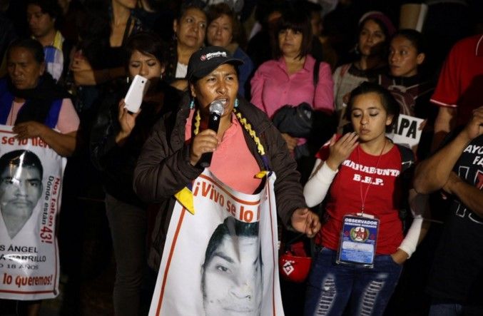 Padres de normalistas instalan plantón indefinido en Los Pinos