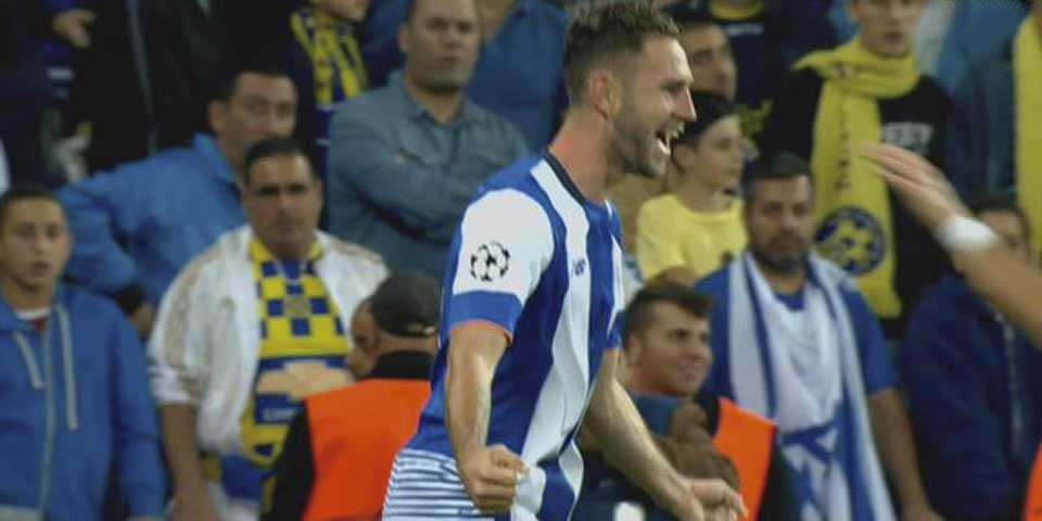 Marca Layún con el Porto en Champions