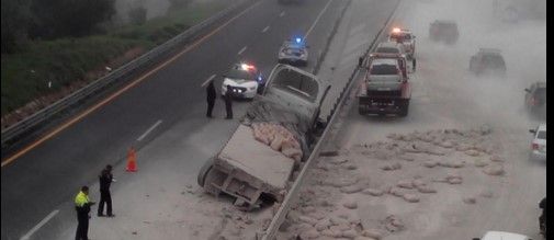 Vuelca tráiler en Circuito Exterior Mexiquense