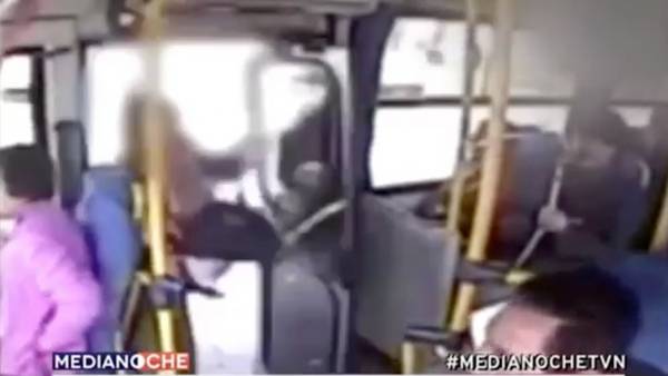 Video: mujer cae de camión y muere