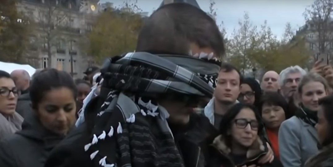 Joven musulmán combate fobia al Islam con abrazos