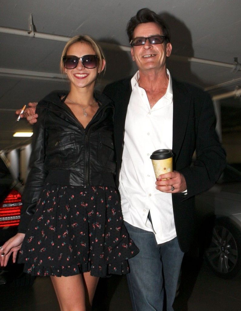 Charlie Sheen no informó a sus parejas de su condición - natalie-kenly-charlie-shee-795x1024