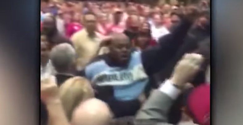 Video: agreden a negro en mitin de Trump