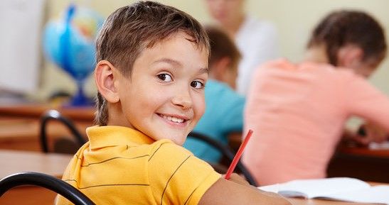 Ladrones dejan a niño en la escuela y se llevan el auto