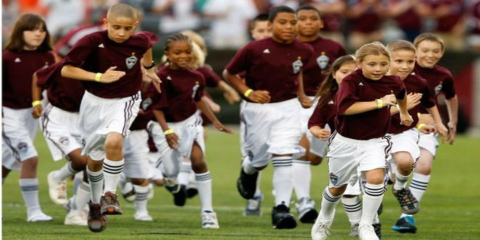 Estados Unidos prohíbe cabecear el balón a niños futbolistas