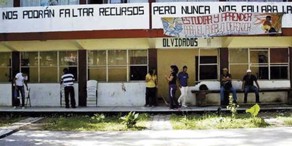 Buscan a miembros de “Los Rojos” en Normal de Ayotzinapa