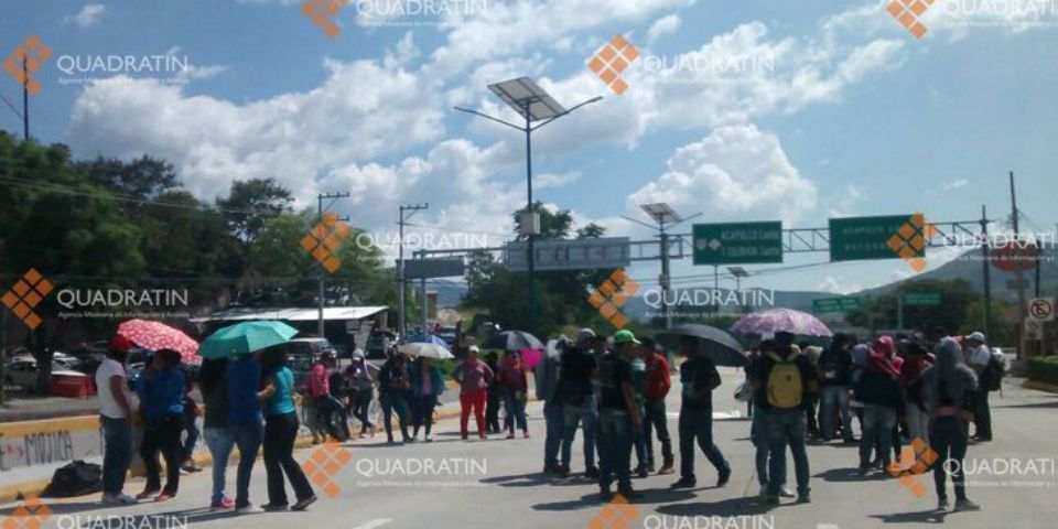 Caos vial en Autopista del Sol por bloqueo de normalistas