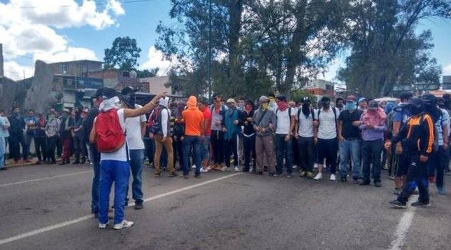 Marchan normalistas al centro de Morelia