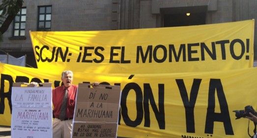 Se enfrentan organizaciones a favor de la mariguana afuera de la Suprema Corte