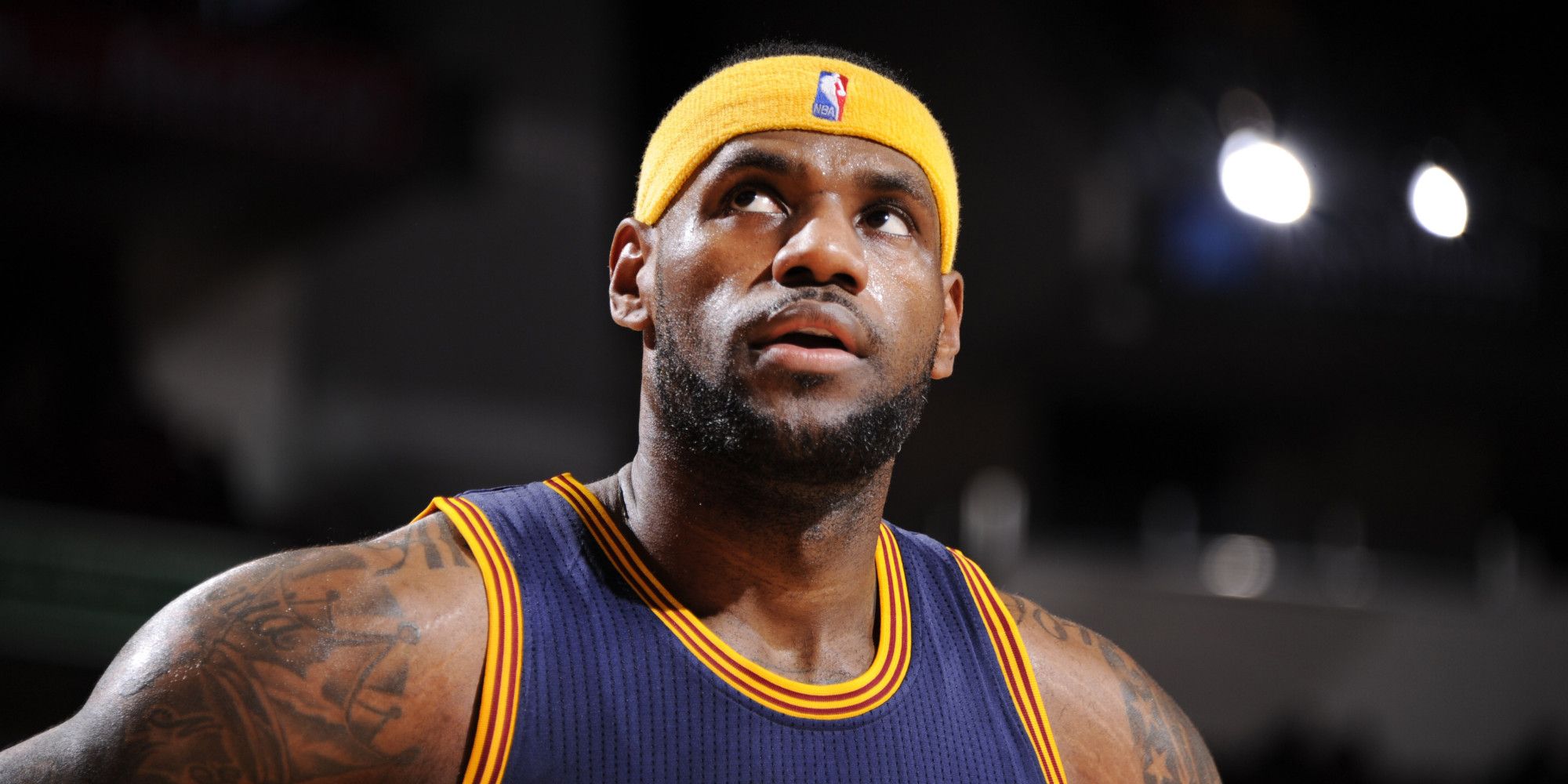 VIDEO: berrinche de LeBron deja a su equipo con cuatro hombres