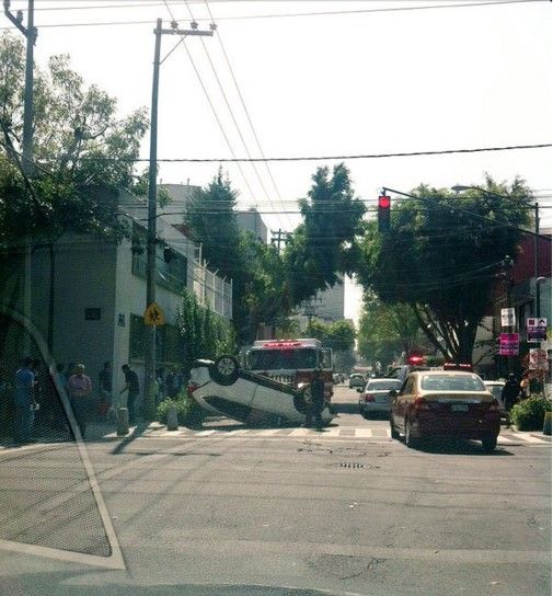 Vuelca auto en la colonia Del Valle - ooo