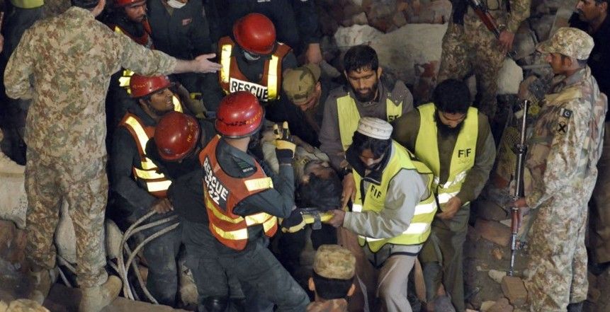 Asciende a 32 el número de muertos por derrumbe de edificio en Pakistán
