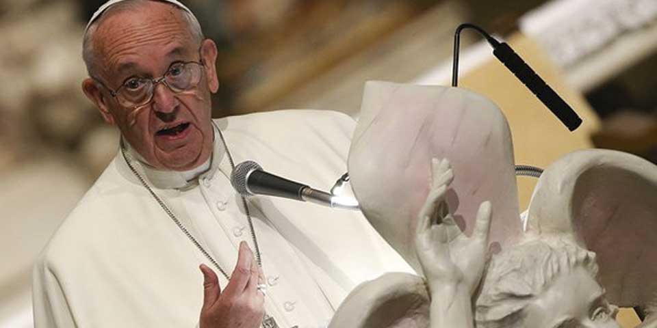El papa Francisco critica uso del celular en la mesa