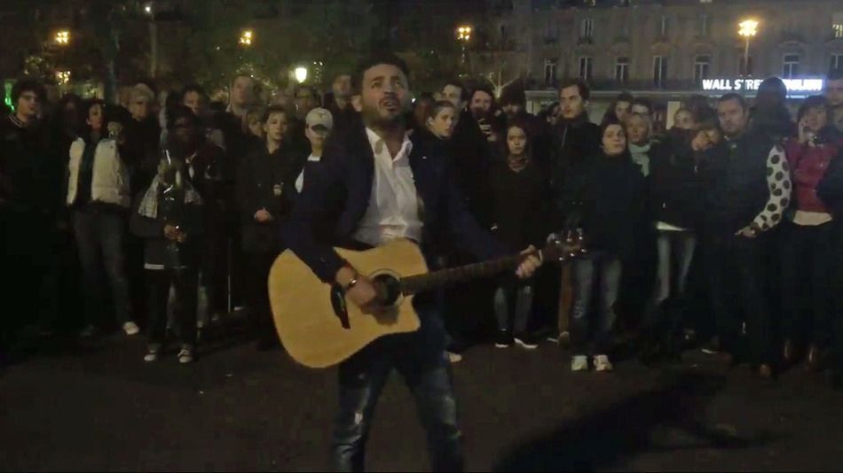 Cantante rinde tributo multitudinario en Plaza de la República