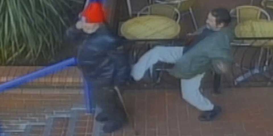 Video: patean y tiran por escaleras a hombre con discapacidad