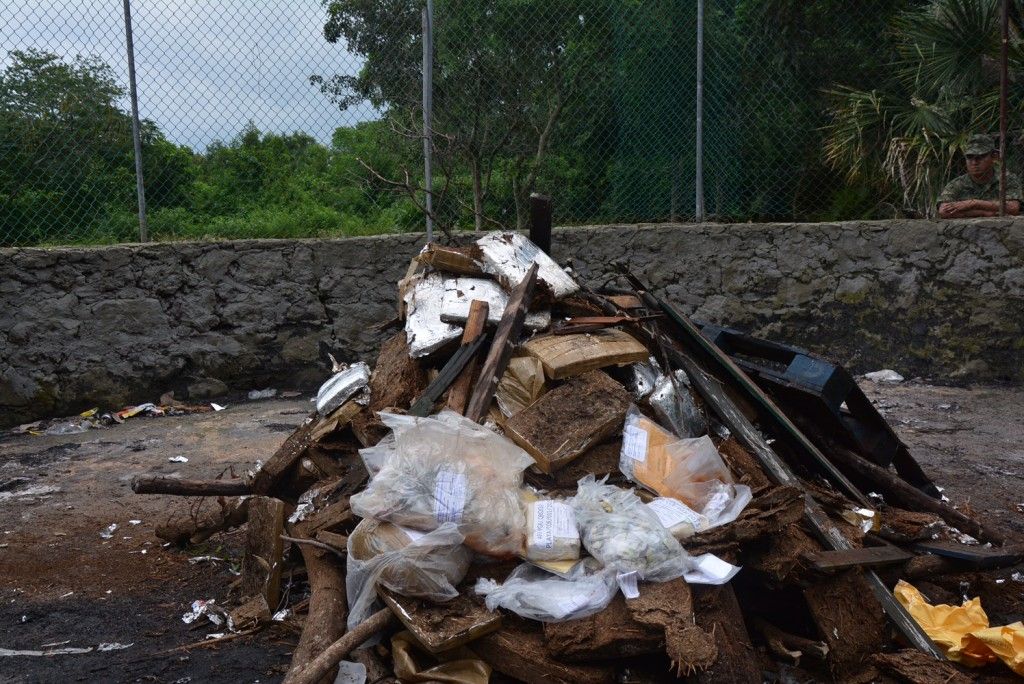 PGR quema 453 kilos de droga y 400 mil productos pirata - pgr-quema-quintana-roo-2-1024x684