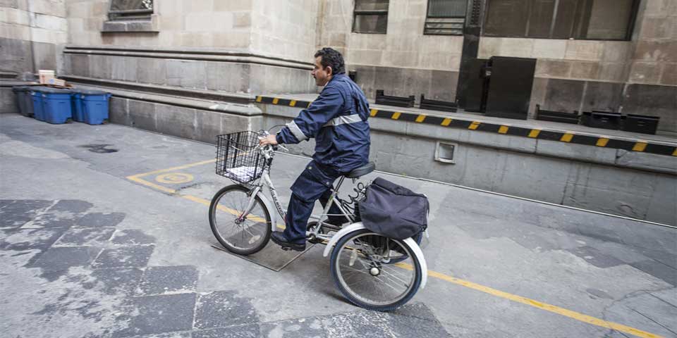 Peña Nieto felicita a todos los carteros en su día