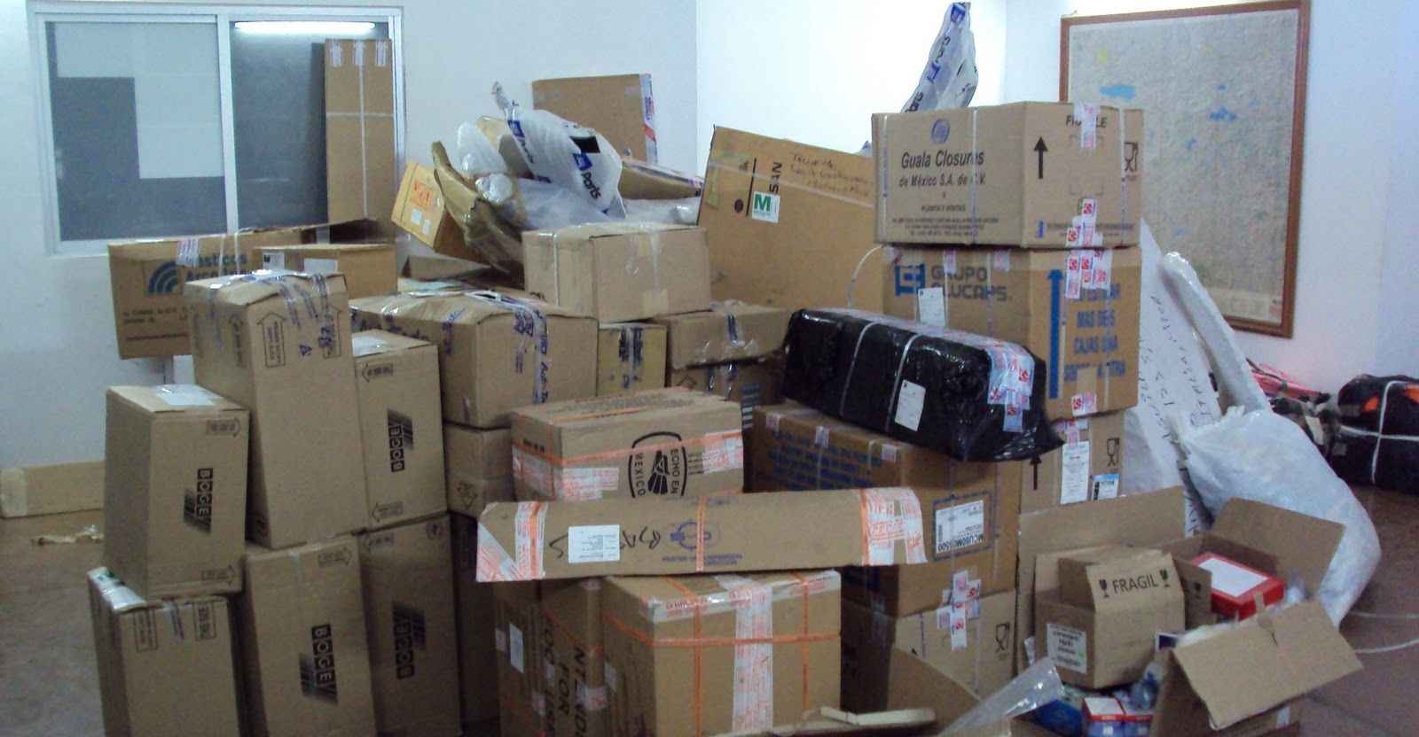 Hallan metanfetamina liquida en empresa de mensajería