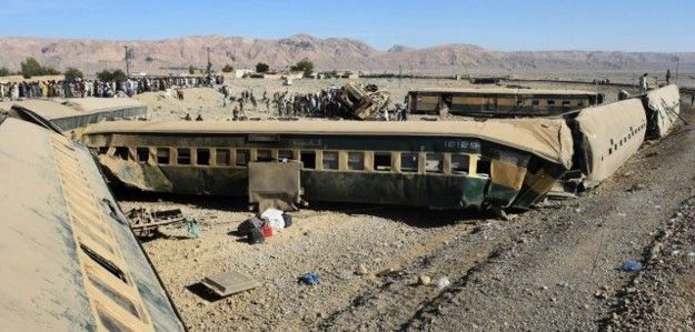 Mueren 12 personas al descarrilar tren en Pakistán