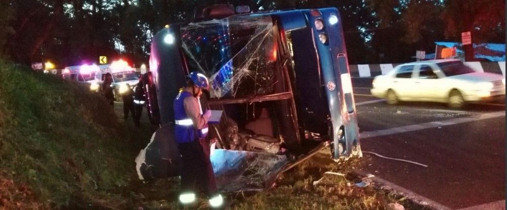 Volcadura en carretera México-Cuernavaca deja 10 lesionados