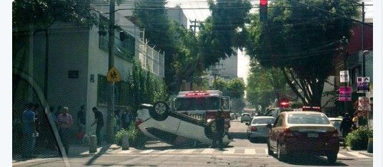 Vuelca auto en la colonia Del Valle Vuelca auto en la colonia Del Valle