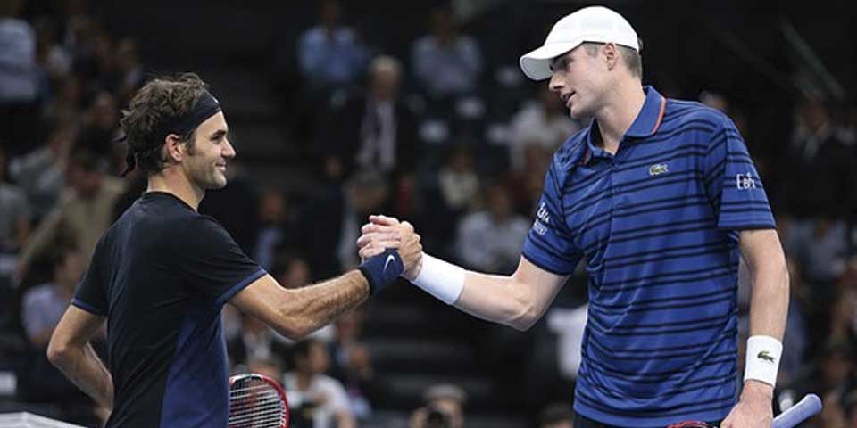 John Isner elimina a Roger Federer en París John Isner elimina a Roger Federer en París