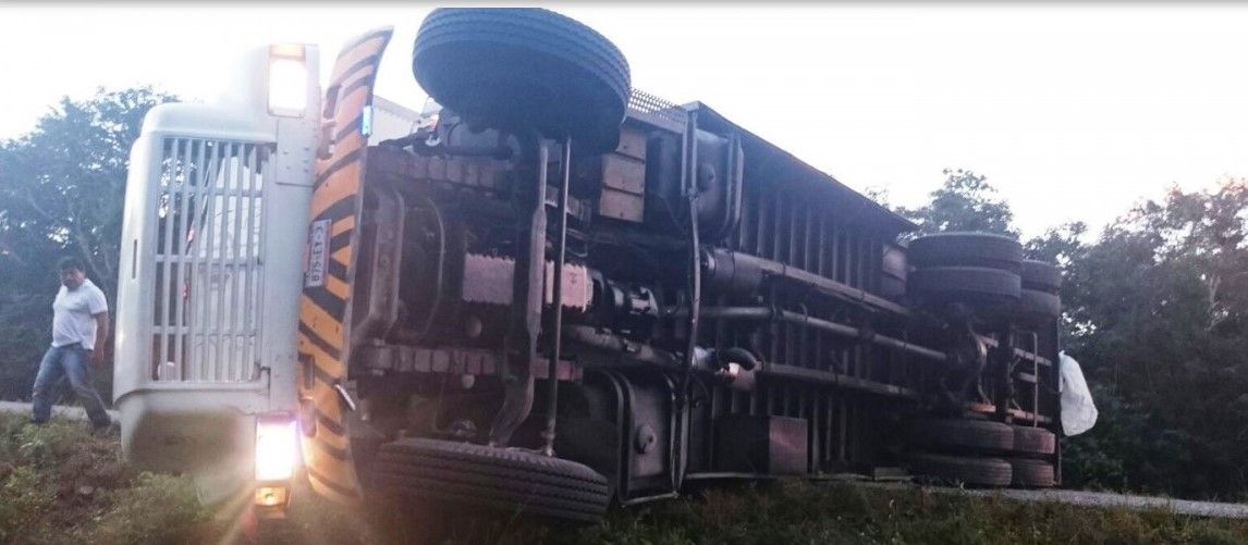 Accidente en Quintana Roo provoca cierre de carretera