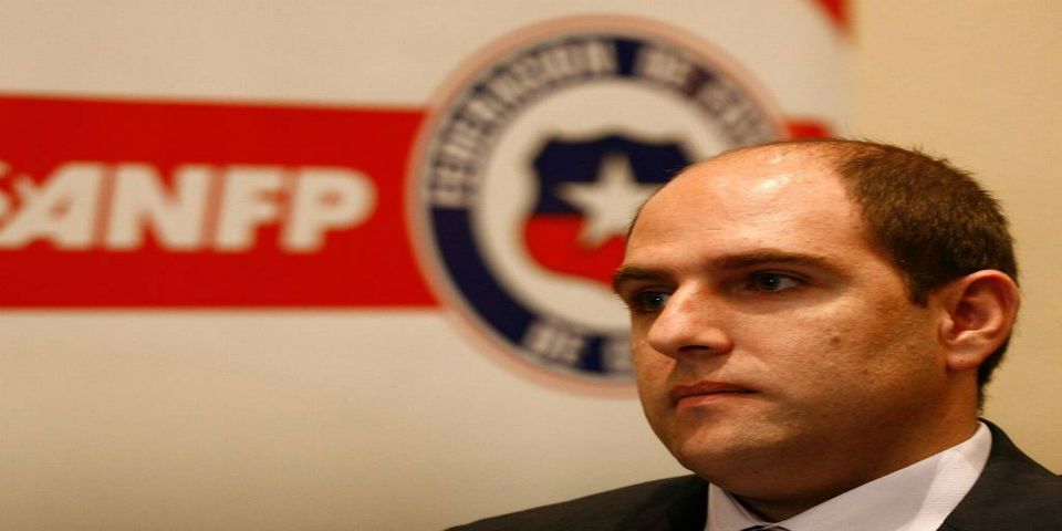 Presidente de la Federación de Fútbol de Chile renuncia por escándalo de la FIFA