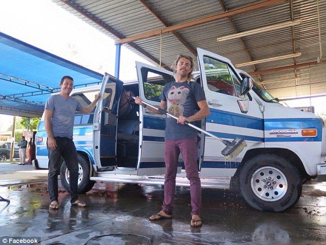 Desaparecen dos surfistas australianos en México