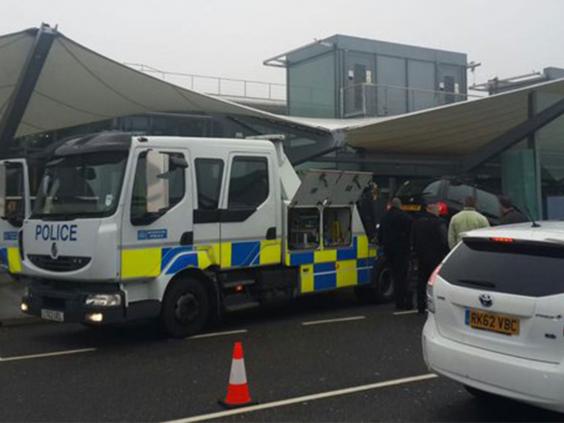 Taxi choca en aeropuerto de Inglaterra - taxi-inglaterra