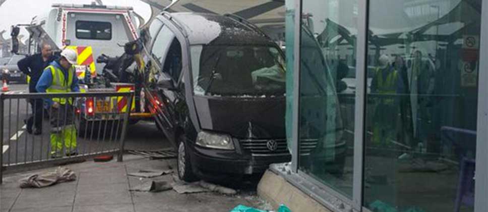 Taxi choca en aeropuerto de Inglaterra
