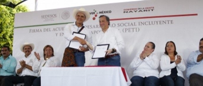 Meade entrega apoyos en Nayarit