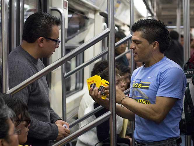 Cinco mil 'vagoneros' detenidos tras operativos en el Metro - vagoneros-dinero-retiro-070214-g