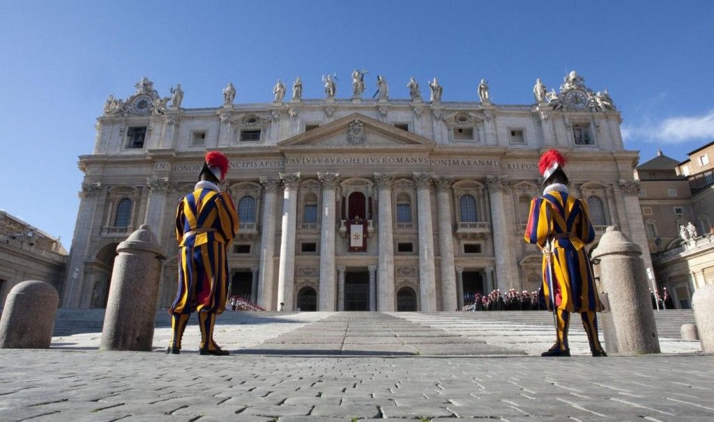 Papa pide no "blindar” las puertas de la Iglesia - vaticano-guardie-svizzere-1024x606