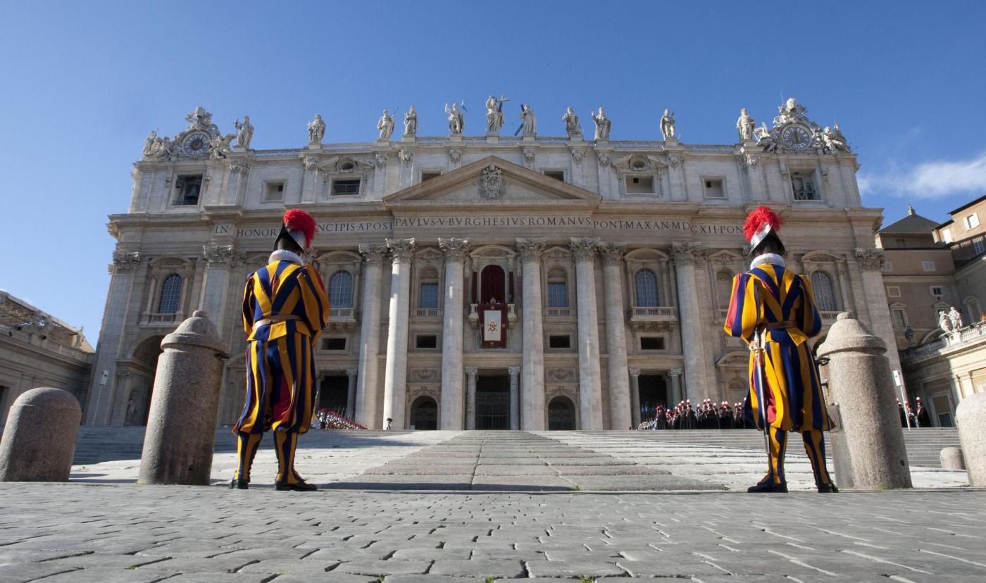 El Vaticano arresta a colaboradores cercanos del papa por filtración de documentos