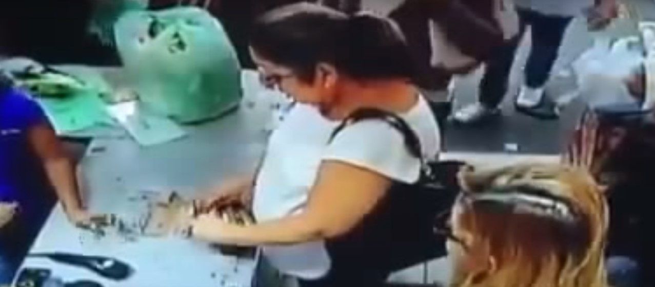 Video: exhiben a maestra por robar cartera